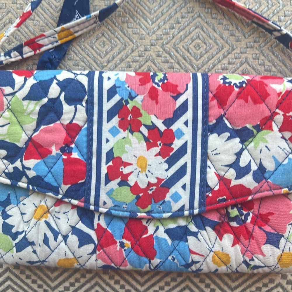 Vera Bradley envelope style purse with shoulder strap and floral - Picture 2 of 4